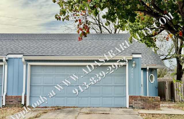 Beautiful 3 Bed 2 Bath Duplex in Lawrence-Available in OCTOBER!! photos photos