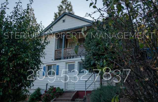 Sun-Drenched Living and Mid-Century Charm at 113 W Sunset Gallery 1