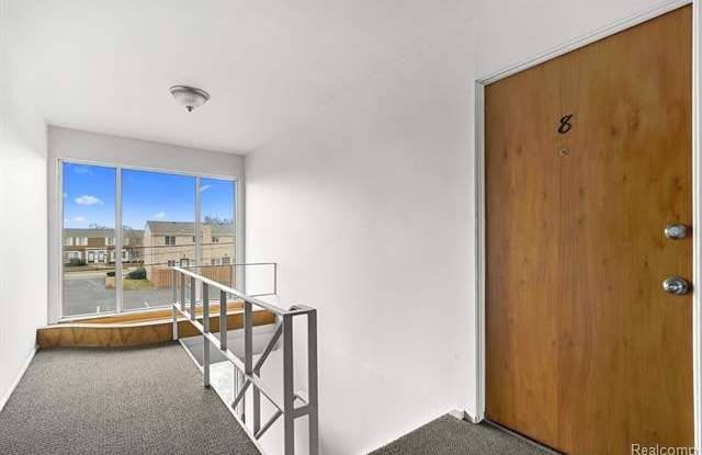 4820 BRIARWOOD Avenue Gallery 4