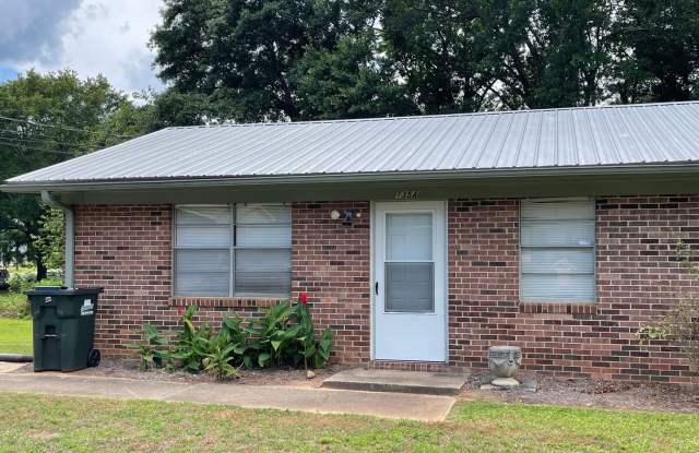 EASTSIDE - 1 Bedroom, 1 Bath Duplex Apartment! AVAILABLE NOW - 135 Sycamore Lane, Athens, GA 30605