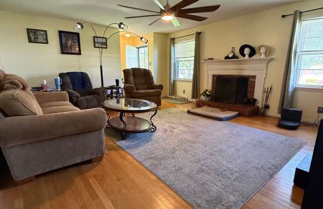 3 bedrooms- 1.5 bath home Gallery 3