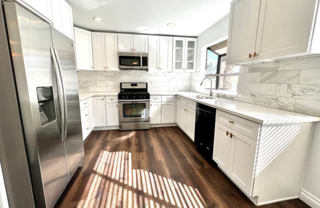 Gorgeous 2 Bedroom 2 1/2 Bath Condo With a Spacious Layout in Canoga Park! Gallery 2