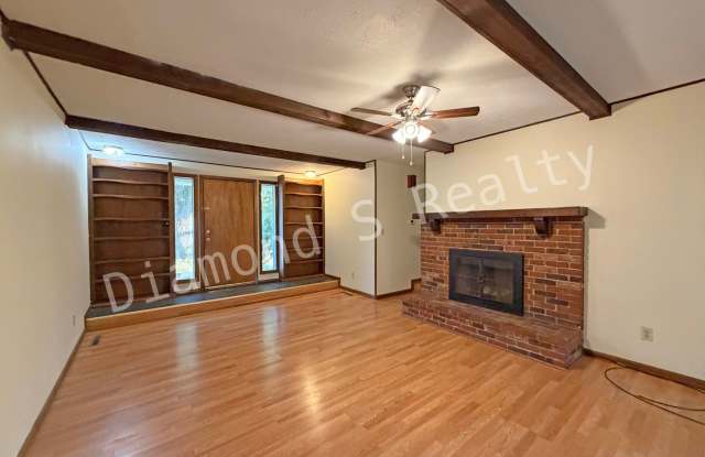 Charming 3 bedroom Home near Hwy 65 and Cherry! Gallery 4