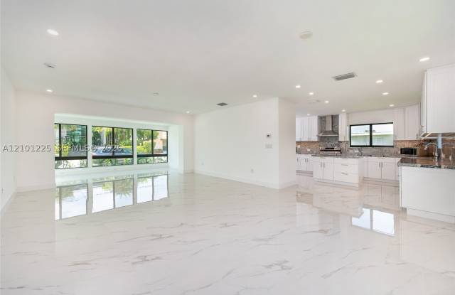 1621 S Treasure Dr Gallery 3