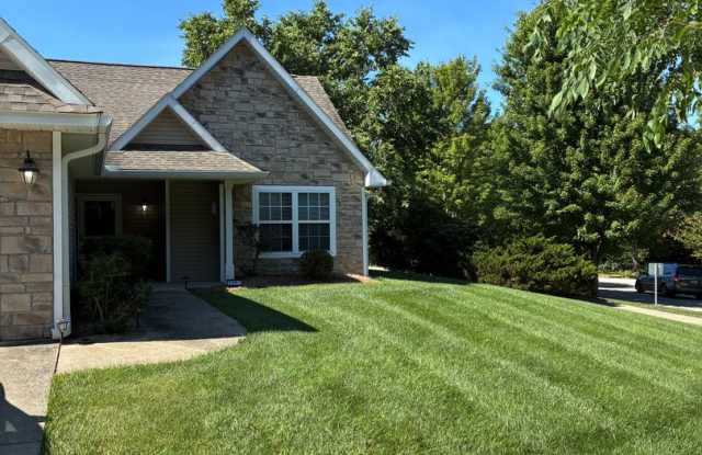 REDUCED! Arbor Ridge: 3 Bedroom, 2 Bath - Available Now! Gallery 1