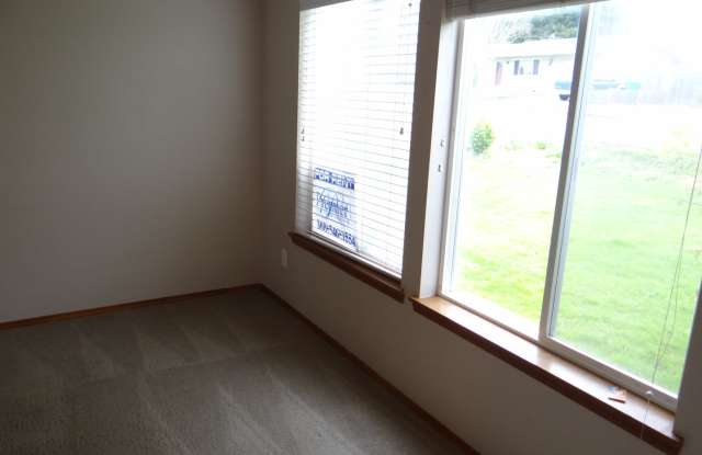 Lovely La Center Duplex Available for Lease - 620 E. Elm Ave La Center, WA Gallery 4