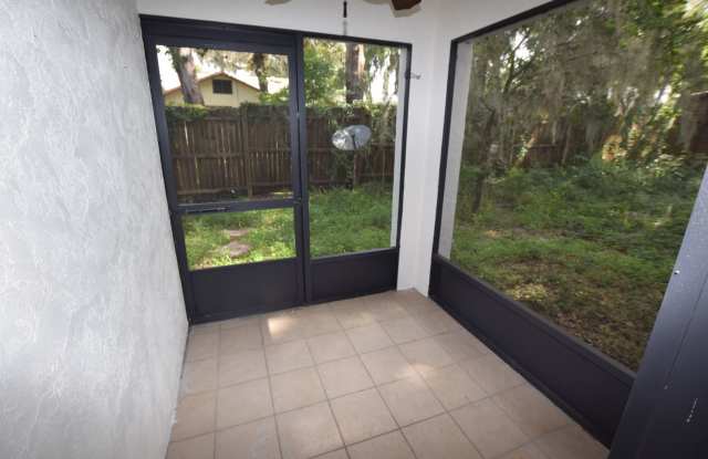 3 Bedroom, 2 Bath Townhouse For Rent at 906 Sumter Street Leesburg, FL 34748 Gallery 4