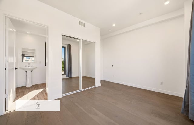 Modern 3-Bedroom Home in Silver Lake with High Ceilings & Hollywood Views ! Gallery 3