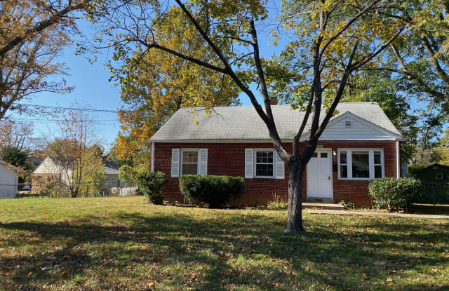 7404 Storm Court - 7404 Storm Court, Pimmit Hills, VA 22043