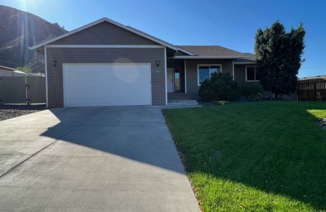 Beautiful 3 bed/2 bath rambler! 2 car garage and fenced back yard! GREAT LOCATION! photos photos