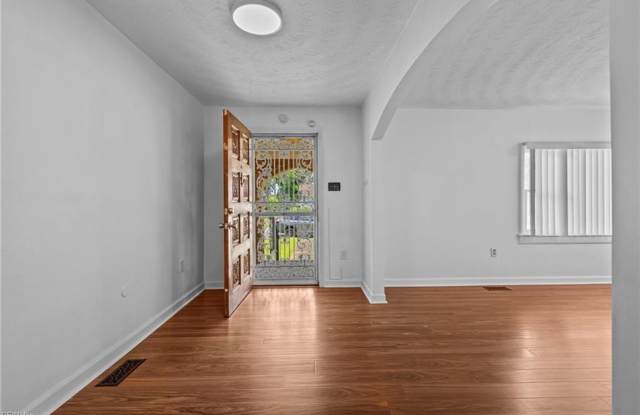 3 bedroom in Cavalier Manor Gallery 4