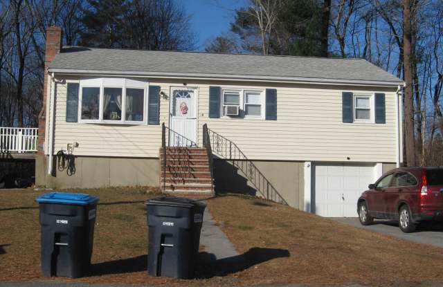 $3300 - 3 Bed / 1 Bath Single Family Home in Salem, NH on a Cul-de-Sac with Attached Garage! photos photos