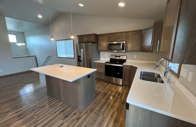 3100 38th Ave S - 3100 38th Avenue South, Moorhead, MN 56560