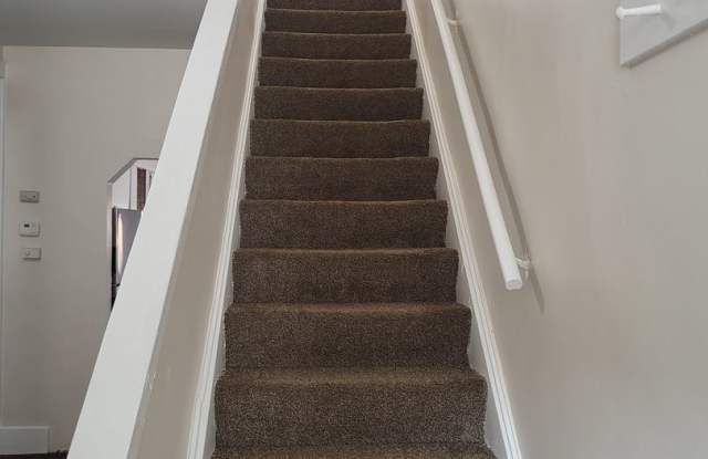 Spacious 3 bedroom house with yard - 1306 Overcliff Way, Pittsburgh, PA 15212