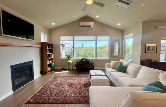BEAUTIFUL 3Bd 2.5Ba energy efficient home in desirable Bellingham neighborhood! - 707 Northview Street, Bellingham, WA 98226