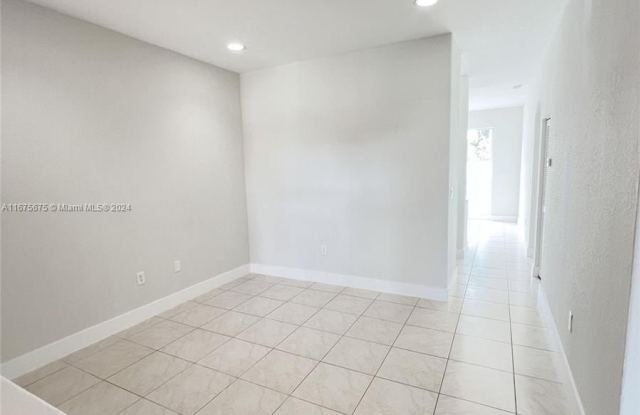 10913 SW 236th Ter Gallery 2