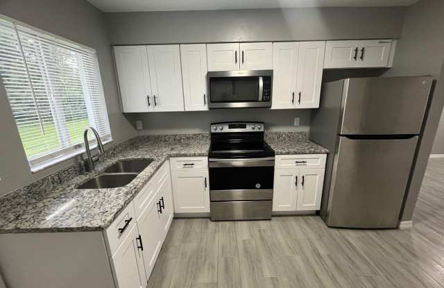 ** COMPLETELY REMODELD UNFURNISHED 2/1 DUPLEX AVAILABLE FOR MOVE-IN NOW 2024 ** ONE SMALL DOG FRIENDLY ** photos photos