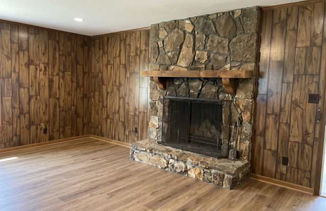 NOW AVAILABLE – $1,340/MONTH - Housing Vouchers Accepted Gallery 4