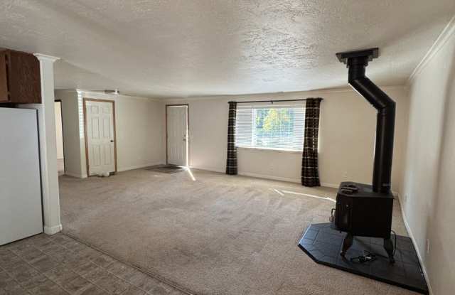 Canyonville 3 Bedroom 2 Bath with Garage and Workshop Gallery 4