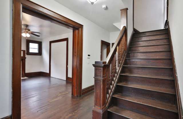 Great CENTRAL Location 5 Bedroom House - Virtual Showings Available photos photos