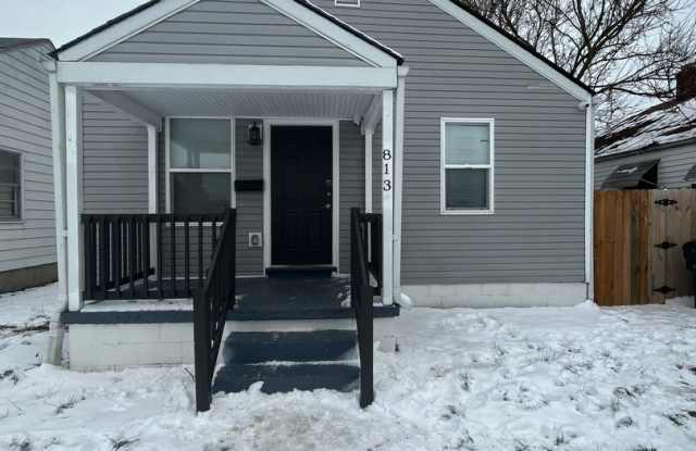 3 Bedroom Home with Private Backyard - 813 South Weyant Avenue, Columbus, OH 43227