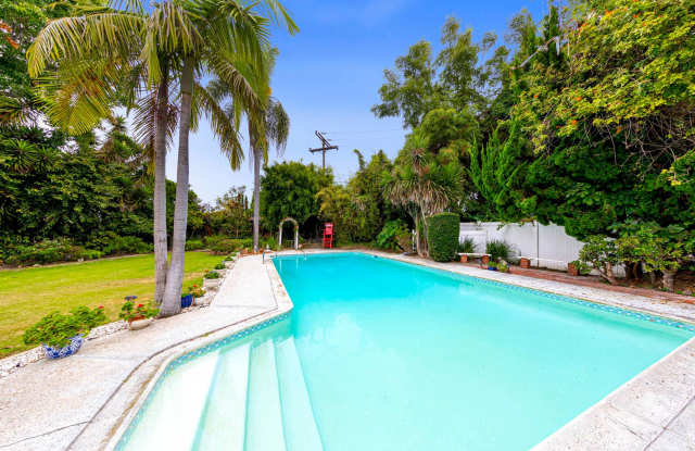 4 bed 3 bath POOL on HUGE Lot! Gallery 3