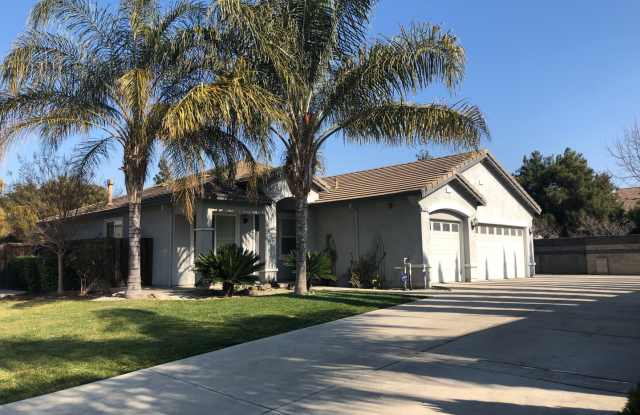GREAT SINGLE STORY HOUSE AND RARE 9800 SQUARE FOOT PRIVATE LOT! Gallery 1