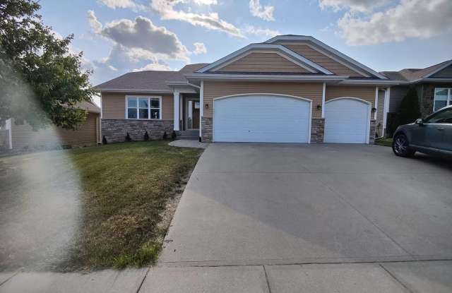 59 Whitechapel Dr - 59 Whitechapel Drive, Iowa City, IA 52245