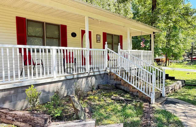 Cute Country Home in Kentucky Lakes - 311 Hillcrest Lane, Benton County, TN 38221