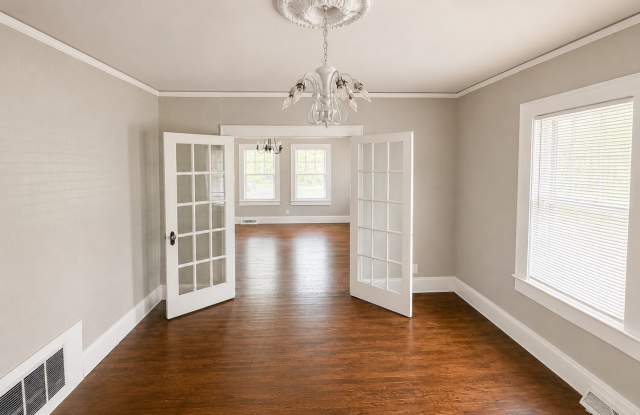 Charming 2 Bedroom, 1 Bath Home with Two Upstairs Bonus Rooms Gallery 4