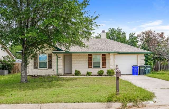 1000 High Crest Drive - 1000 High Crest Drive, Azle, TX 76020