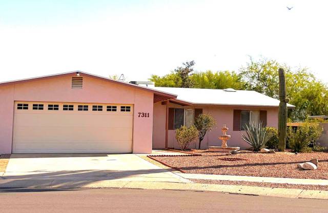 Updated 3Bed/2Bath Home-IN Quiet, Low-traffic Location near Ina & Thoryndale Gallery 1