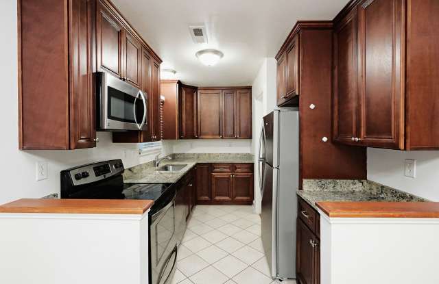Pet-Friendly 3BR Duplex Near 5th Street Station, Downtown, & UVA photos photos