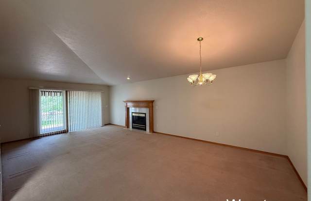 Available NOW!!!!! 3200 sqft home with Golf Course in walking distance!!! photos photos