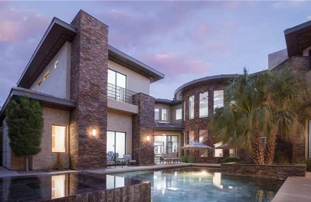 LUXURY LIVING IN THE RIDGES photos photos