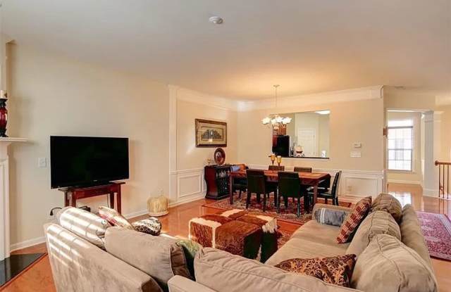 Room in 4 Bedroom Home at Loftview Square - 2778 Loftview Square, Vinings, GA 30339