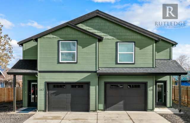 Beautiful 3 Bedroom, 2 Bath Townhome with Fenced Yard Gallery 4