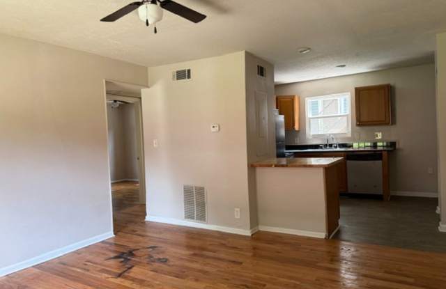 Room in 2 Bedroom Home in West End Gallery 3
