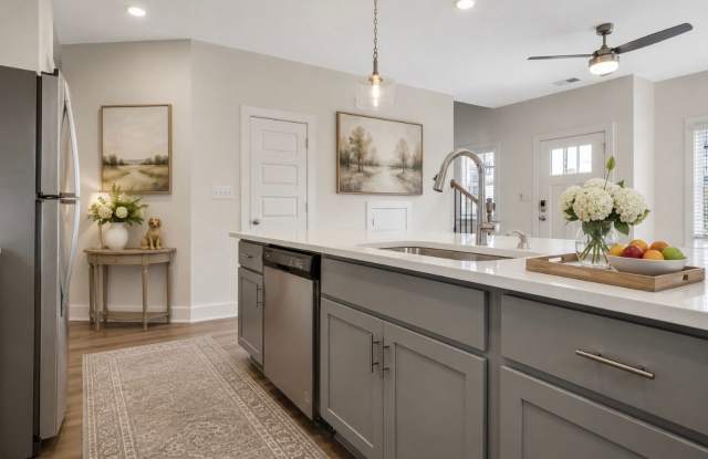 2 Bedroom with bonus office space! Gallery 4