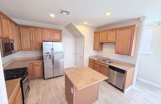 2 Story 3 bed + Loft, 2.5 Bath Home in NW Gallery 4