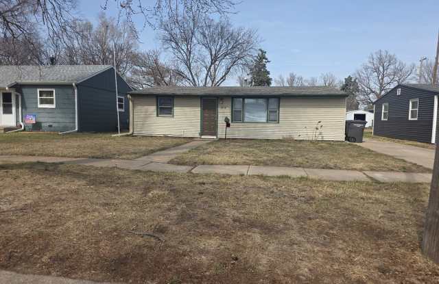 2 Bedroom Home with Fenced in Yard & Garage Gallery 1