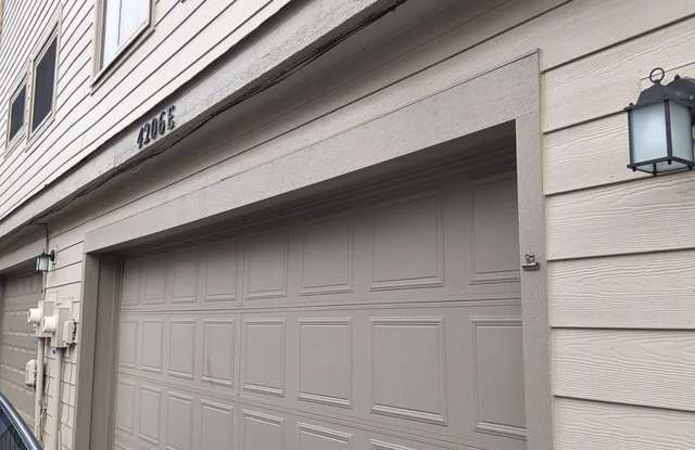 Charming 2BR Townhome in Aurora Gallery 3