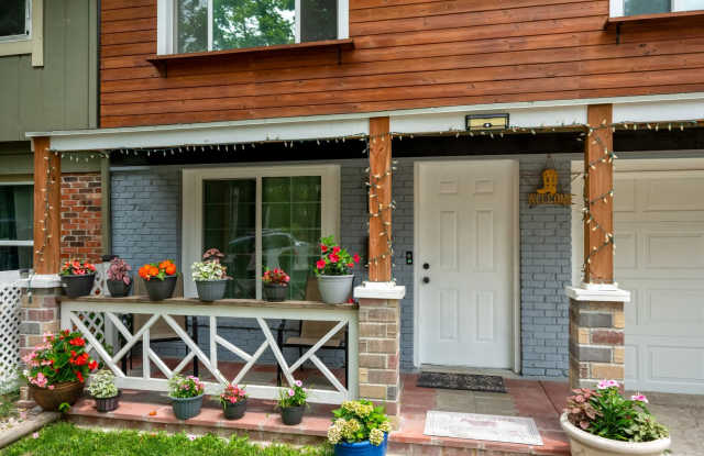 3 Bedroom Townhome With Fenced Yard and 1 Car Garage Gallery 3