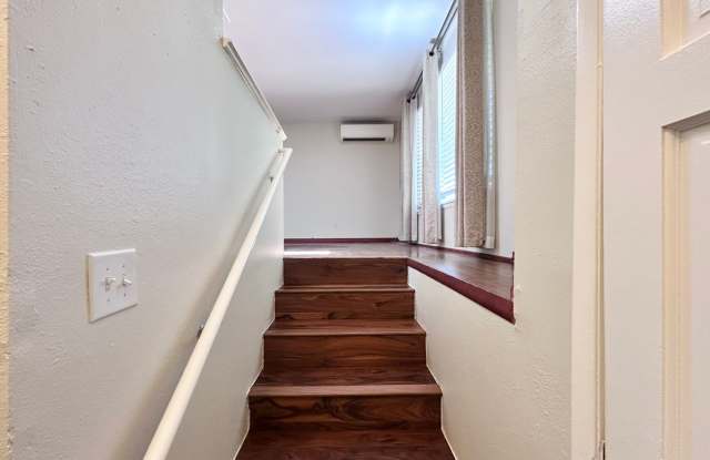 Large 3 Bed, 2 Bath, Sanctuary! - 5028 Southwest Baird Street, Portland, OR 97219