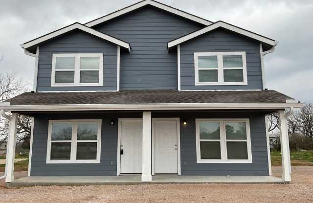 **COMING SOON** Beautiful 2 Bedroom/ 1.5 Bath Duplex in Kingsland, TX. Gallery 1