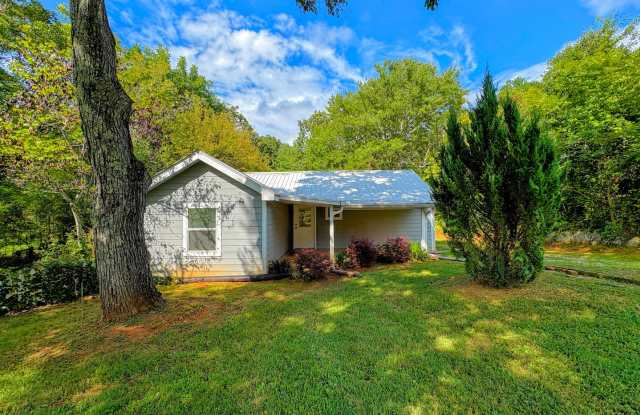 Available NOW | 2 Bedroom Bungalow | Short Distance from Piedmont University | PET FRIENDLY photos photos