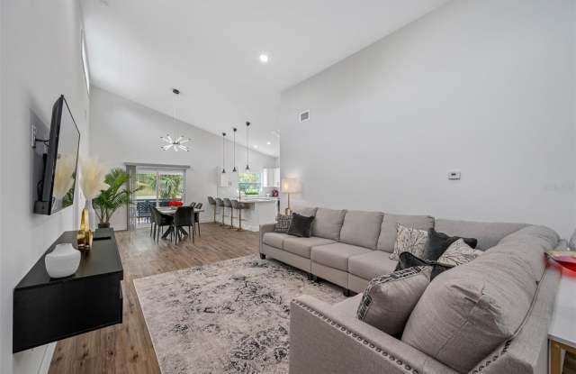 3717 E CLIFTON Street Gallery 4