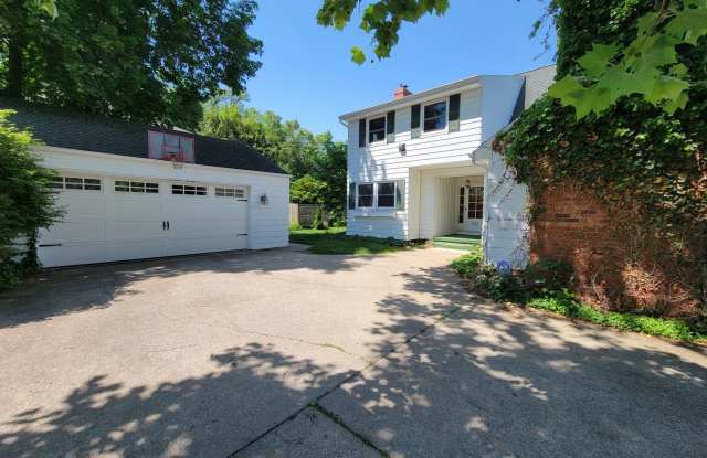 Large 4 bed, 1.5 bath, Over 2,000 square feet. photos photos