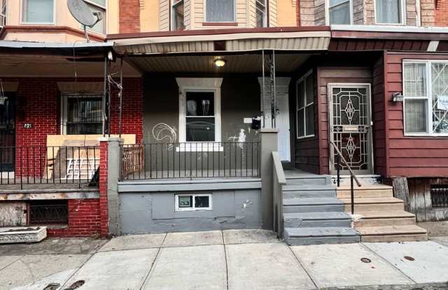Updated 3 Bedroom 1.5 Bath Townhome w/ Paved Yard + Washer & Dryer Gallery 4