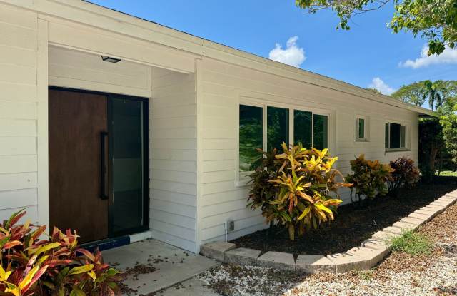 Unique  Renovated 3 Bedroom, 2 and 2 Half Bathroom ‘West of Trail’ Home photos photos